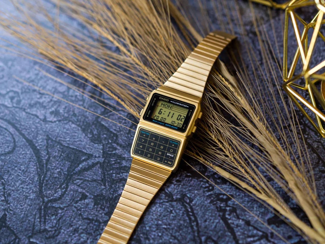 Złoty zegarek kalkulator Casio retro – poznaj jego unikalne cechy