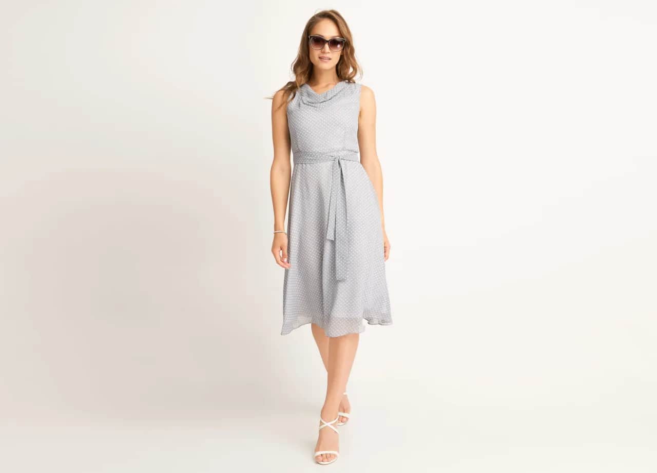 Sukienka retro lata 60 – jak stylizować klasykę mody bez wysiłku