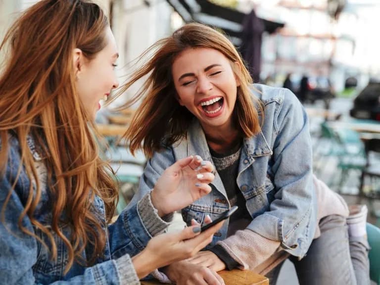 Śmieszne kawały, które rozśmieszą każdego – opowiedz kawał i baw się!